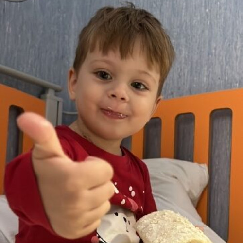 Un copil de patru ani luptă cu leucemia: ajutor de urgență necesar