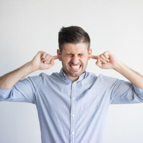 Locatarii de pe strada Cosasilor se plâng de zgomotul trenurilor