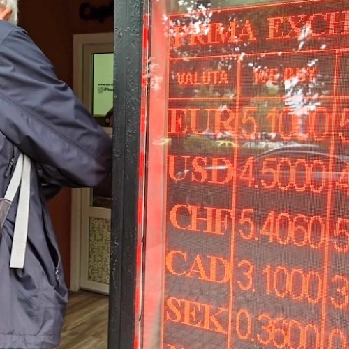 Moneda națională se depreciază, atingând noi maxime istorice