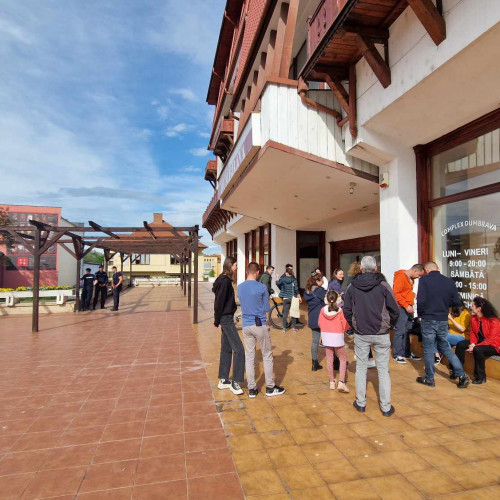 Flashmobul echipei de voluntari ai lui Nicușor Dan, oprit de jandarmi în Sibiu