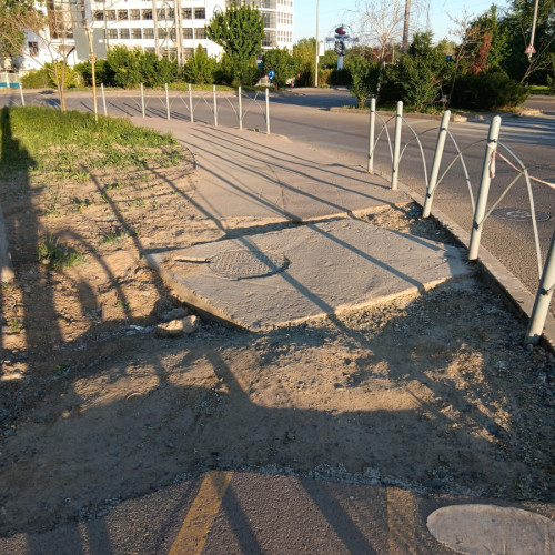 Trotuar deteriorat în urma lucrărilor la rețeaua de apă