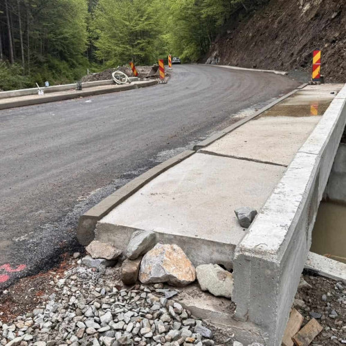 Incep lucrarile de asfaltare pe DJ 107 K Intregalde - Mogos