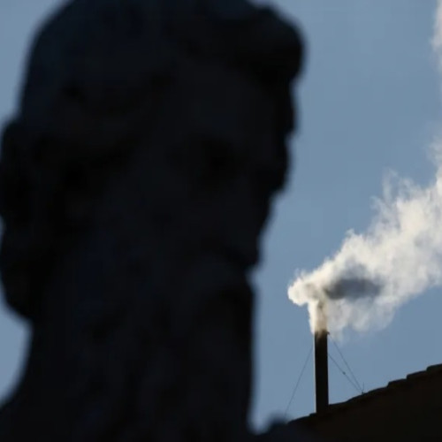 Fum alb din Capela Sixtină: Un nou Papa a fost ales