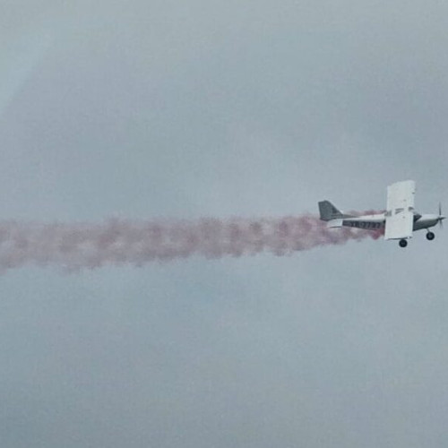 Panic în Botoșani din cauza avioanelor care au împrăștiat praf roz