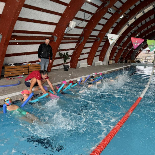 Școliști imersați gratuit în cursuri de înot în Moreni