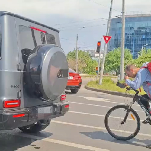 Tătic livrator pe bicicletă cu copilul în scaun - un gest emoționant care a impresionat românii