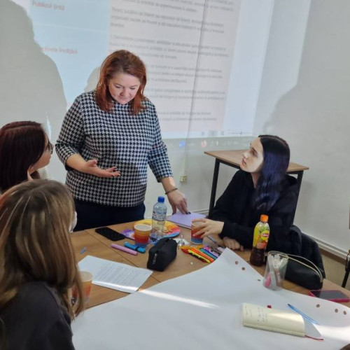 Elevi din Dâmbovița, implicați în proiectul Youth Health Literacy, învață despre efectele consumului de droguri