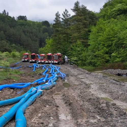 Pompierii din Harghita intervin pentru evacuarea apei din zona Salinei Praid