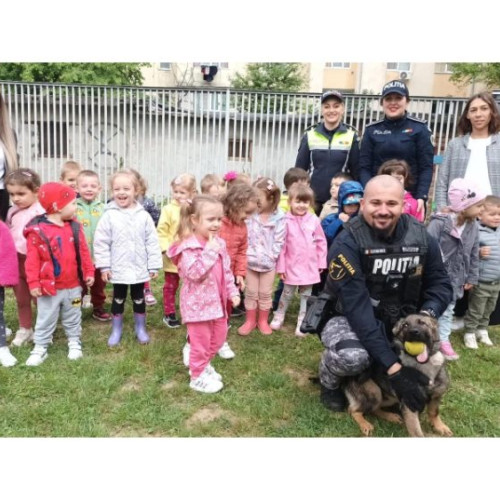 Cainii din Politie si activitatile preventive cu copiii