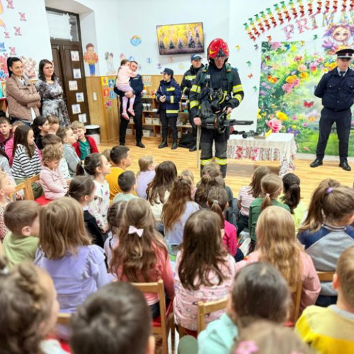 Pompierii botosaneni educa copiii de la gradinita "Floare de colt" despre situatiile de urgenta