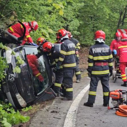 Accident rutier în care două persoane au fost rănite