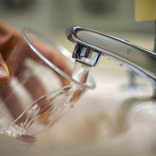 Știre: Riscurile consumului de peste 2 litri de apă zilnic pentru corpul uman