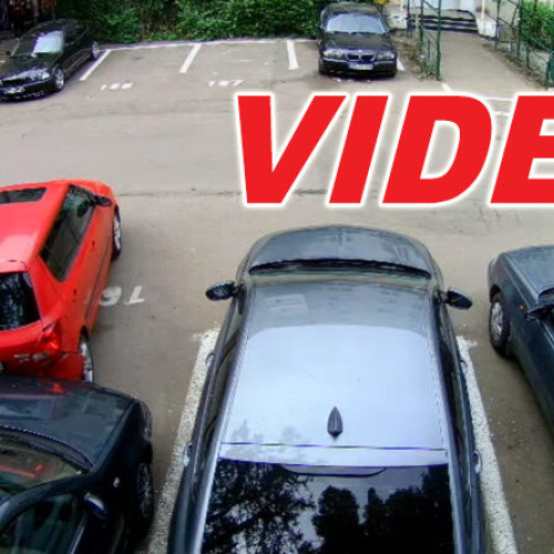 Neatenție la parcare în Micro V