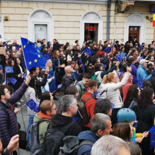 Circa 2000 de clujeni protestează pentru democrație de Ziua Europei