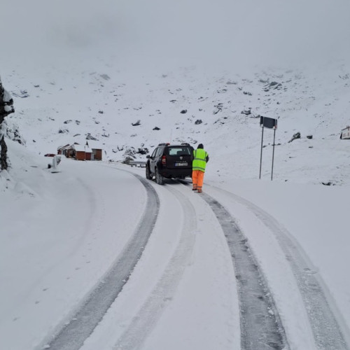 Ninsori pe Transfăgărășan: Stratul de zăpadă a ajuns la 10 centimetri