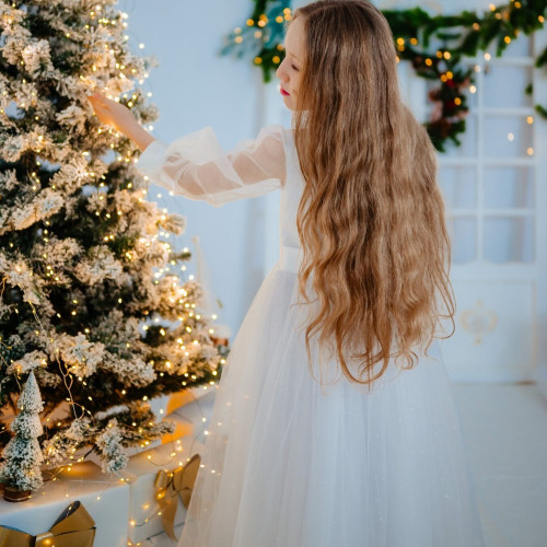 O fetită din Botoșani își donează părul de ziua ei pentru copiii bolnavi de cancer