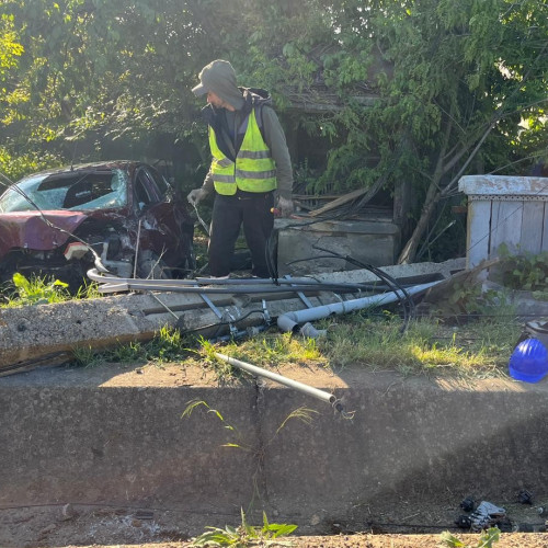 Accident în Botoșani: un bărbat a intrat cu mașina într-un gard