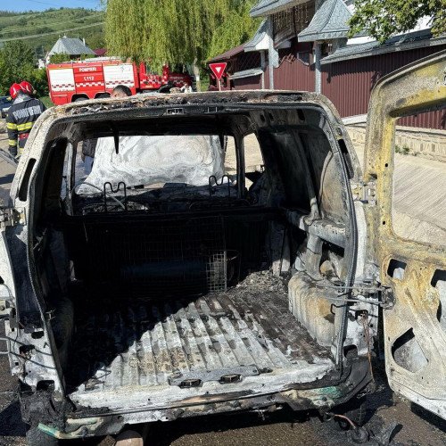 Incendiu provocat de un autoturism pe un drum din Prelipca