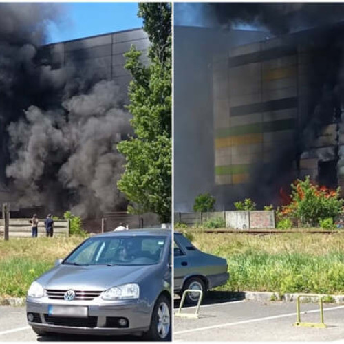 Incendiu Violent la Centrul Comercial Agora din Arad