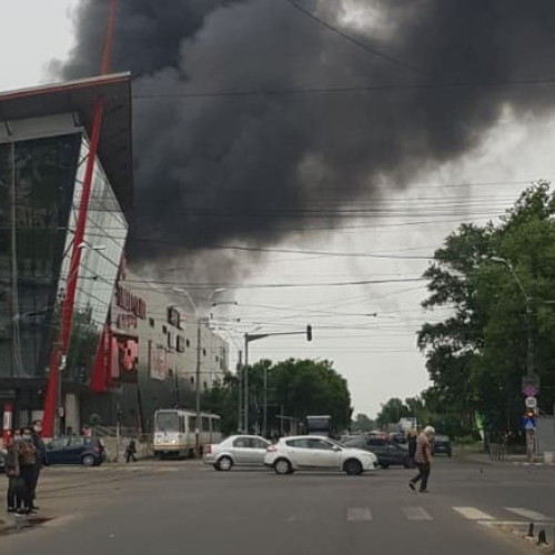 Incendiu puternic la un centru comercial din Arad