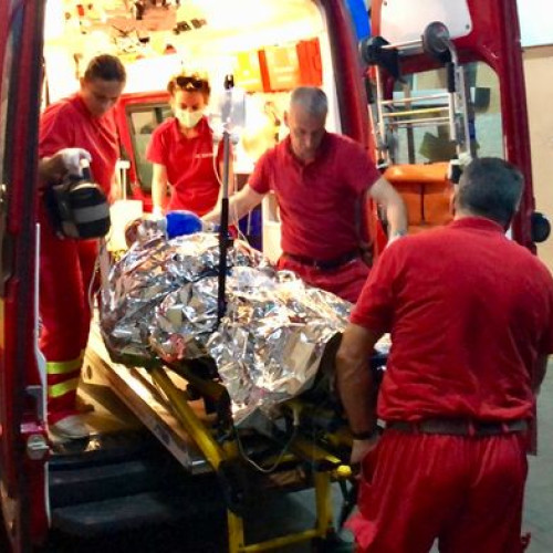 Incendiu devastator la Dumeni: un bătrân în stare critică