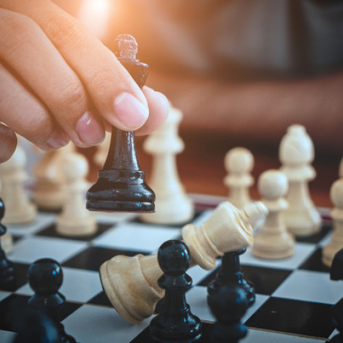 Guvernul taliban din Afganistan interzice șahul, considerat joc de noroc