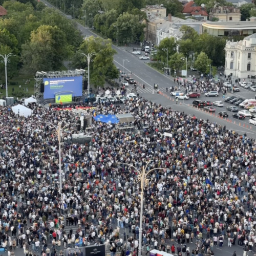 Mitingul "Romania în lumină" atrage mii de participanți în Piața Victoriei