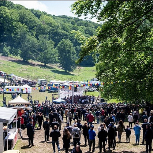 Soarele răsare la festivalul "Sambra Oilor" după ploaie