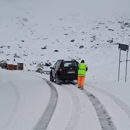Zapada creste pe Transfagarasan, autoritatile lupta cu deszapezirea