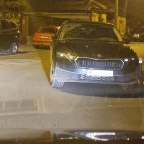 O Skoda parcata oblic blocheaza traficul intr-un cartier din Bucuresti