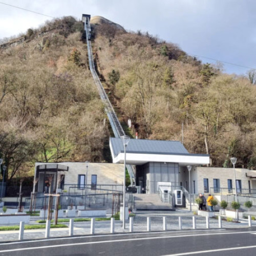 Zeci de autocare cu turiști ajung în Deva, dar telecabina este o problemă