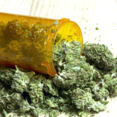 Doi bărbați cercetați după descoperirea de substanțe interzise