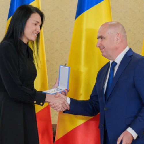 Cristina Neagu decorată de Ilie Bolojan la Palatul Cotroceni