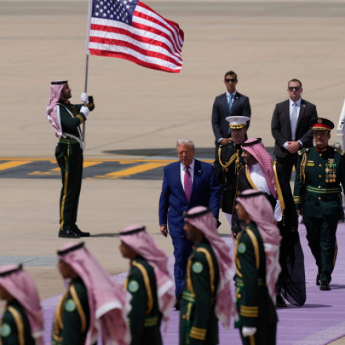 Trump întâmpinat cu onoruri în Arabia Saudită