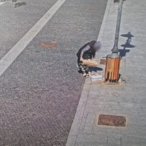 Femeie surprinsă abandonând gunoi în Centrul Istoric din Botoșani