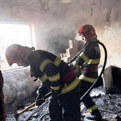 Intervenție rapidă a pompierilor la un incendiu în Basca Chiojdului