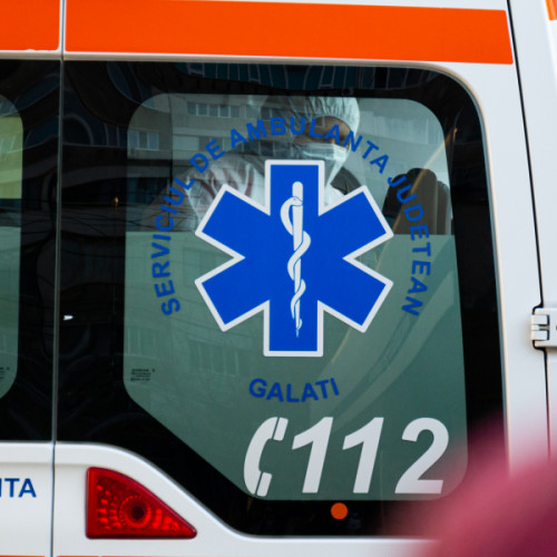 Femeie grav rănită după ce a fost lovită de o mașină pe trotuar