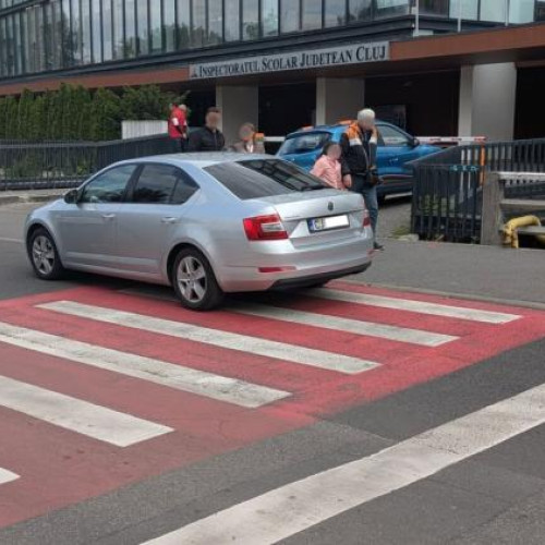 Pietonul nevoit să traverseze ilegal din cauza unei mașini parcate pe trecerea de pietoni în Cluj-Napoca