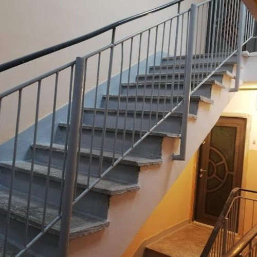 Sesizare la Primărie din cauza fumatului în scara blocului