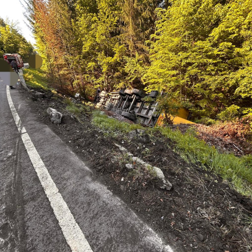 Accident spectaculos: TIR căzut într-o râpă