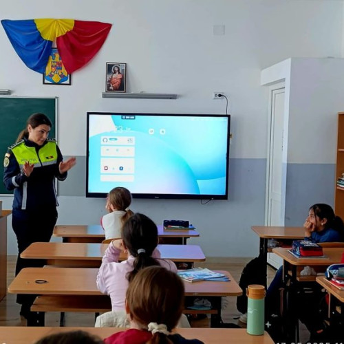 Politistii promoveaza campania "Tacerea e tot violenta!" in comunele Lozna si Dersca