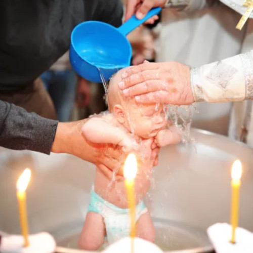 O mamă din Cluj refuză să își boteze copilul și stârnește controverse