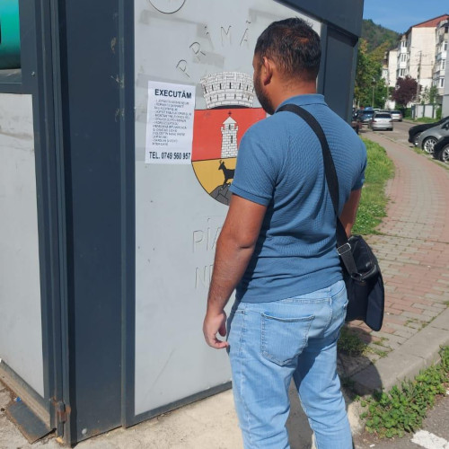 Tânăr amendat cu 500 de lei pentru afișe în locuri nepermis