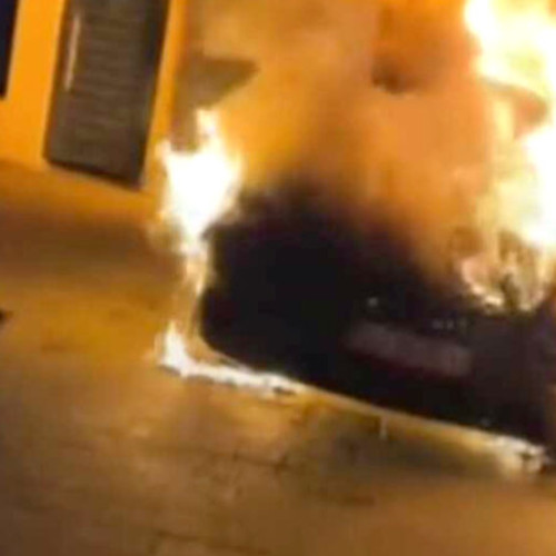 Poliția caută două persoane suspecte de incendierea unei mașini în Orăștie