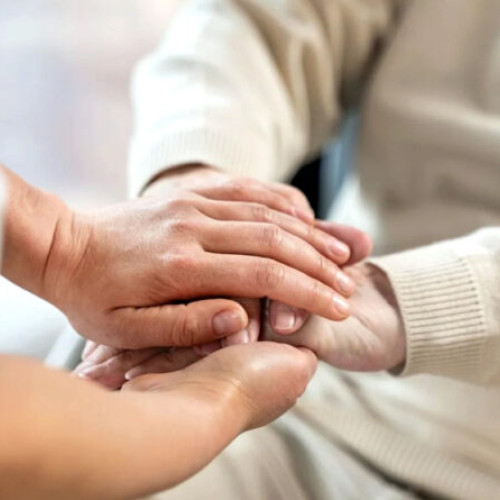 Asistenta medicală acuzată de furt de la o bătrână din Deva