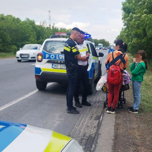 Polițiștii din Vrancea ajută o mamă cu doi copii pe DN2