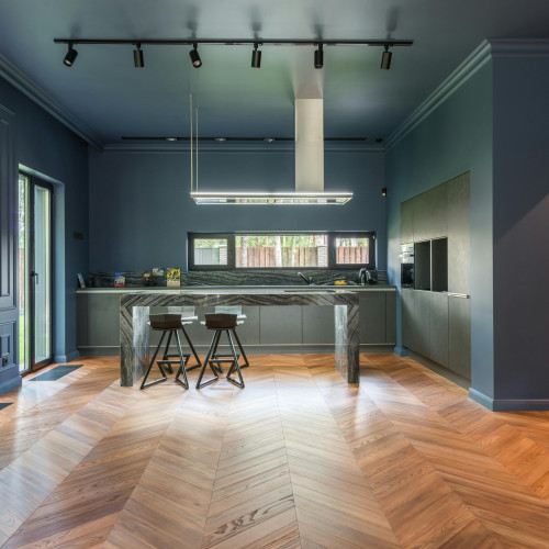 Parchetul Chevron: Eleganță și Versatilitate în Designul Interior