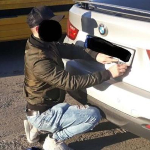 Doi tineri din Huedin arestați pentru furtul numerelor de înmatriculare