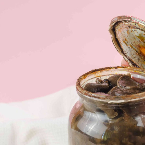 Femeie internată cu botulism după consumul de conserve preparate acasă