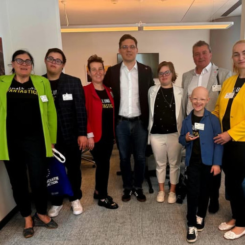 Victor Negrescu se întâlnește cu tinerii de la Fantasticii Down Galați